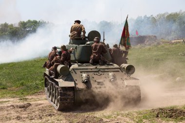 Kiev, Ukrayna - 11 Mayıs: kırmızı yıldız tarihi club üyeleri savaşının üzerinde Mayıs 11, Kiev, Ukrayna 20113 tarihsel canlandırma sırasında tarihsel Sovyet üniforma giymek