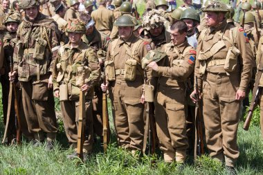 Kiev, Ukrayna-11 Mayıs: kırmızı yıldız tarihi club üyeleri sırasında tarihsel reenactment 11 Mayıs 2013 Kiev, Ukrayna-ikinci dünya savaşının, tarihsel Amerikan üniforma giymek