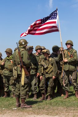 Kiev, Ukrayna-11 Mayıs: kırmızı yıldız tarihi club üyeleri sırasında tarihsel reenactment 11 Mayıs 2013 Kiev, Ukrayna-ikinci dünya savaşının, tarihsel Amerikan üniforma giymek