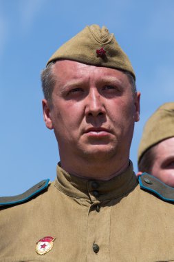 Kiev, Ukrayna - 11 Mayıs: Red Star üye Tarih kulübü tarihsel Sovyetler savaşının üzerinde Mayıs 11, Kiev, Ukrayna 20113 tarihsel canlandırma sırasında üniforma giymek