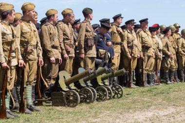 Kiev, Ukrayna - 11 Mayıs: kırmızı yıldız tarihi club üyeleri savaşının üzerinde Mayıs 11, Kiev, Ukrayna 20113 tarihsel canlandırma sırasında tarihsel Sovyet üniforma giymek