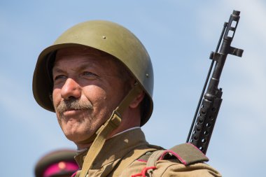 Kiev, Ukrayna - 11 Mayıs: Red Star üye Tarih kulübü tarihsel Sovyetler savaşının üzerinde Mayıs 11, Kiev, Ukrayna 20113 tarihsel canlandırma sırasında üniforma giymek