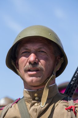 Kiev, Ukrayna - 11 Mayıs: Red Star üye Tarih kulübü tarihsel Sovyetler savaşının üzerinde Mayıs 11, Kiev, Ukrayna 20113 tarihsel canlandırma sırasında üniforma giymek