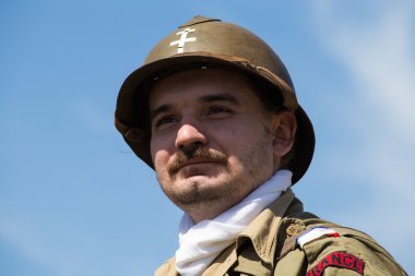 Kiev, Ukrayna-11 Mayıs: kırmızı yıldız Tarih Kulübü'nün tarihsel reenactment 11 Mayıs 2013 Kiev, Ukrayna-ikinci dünya savaşının, sırasında tarihsel Fransız üniforması giyiyor