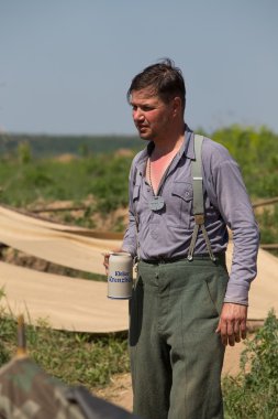 Kiev, Ukrayna-11 Mayıs: kırmızı yıldız Tarih Kulübü'nün tarihsel reenactment 11 Mayıs 2013 Kiev, Ukrayna-ikinci dünya savaşının, sırasında tarihi Alman üniforması giyiyor