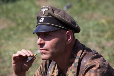 Kiev, Ukrayna-11 Mayıs: kırmızı yıldız Tarih Kulübü'nün tarihsel reenactment 11 Mayıs 2013 Kiev, Ukrayna-ikinci dünya savaşının, sırasında tarihi Alman üniforması giyiyor