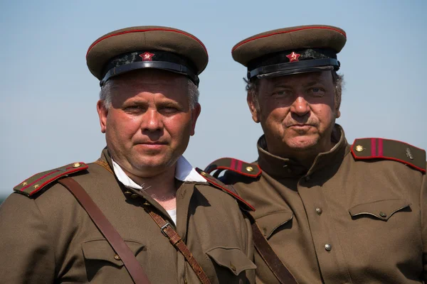 KIEV, UCRAINA - 11 MAGGIO: I membri del club di storia della Stella Rossa indossano uniformi storiche sovietiche durante la rievocazione storica della seconda guerra mondiale l '11 maggio 20113 a Kiev, Ucraina — Foto Stock