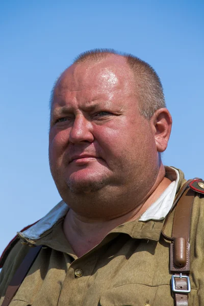 Kiev, ukraine - 11. Mai 20113: Mitglied des Geschichtsvereins Roter Stern trägt historische sowjetische Uniform während der historischen Nachstellung von wwii am 11. Mai 20113 in kiev, ukraine — Stockfoto