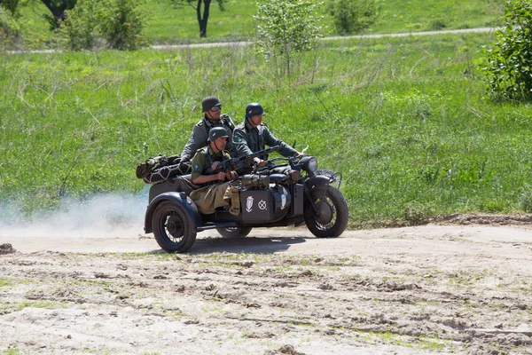 KIEV, UCRANIA - 11 DE MAYO: Miembros del club de historia Estrella Roja usan uniforme histórico alemán durante la recreación histórica de la Segunda Guerra Mundial, 11 de mayo de 2013 en Kiev, Ucrania — Foto de Stock