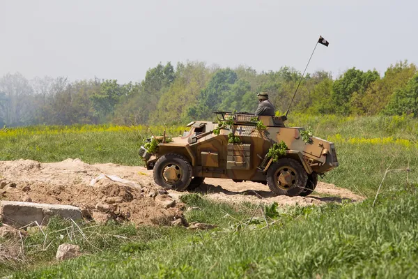 Kiev, Ukrayna-11 Mayıs: kırmızı yıldız tarihi club üyeleri, tarihsel reenactment 11 Mayıs 2013 Kiev, Ukrayna-ikinci dünya savaşının, sırasında tarihi Alman üniforması giyer — Stok fotoğraf