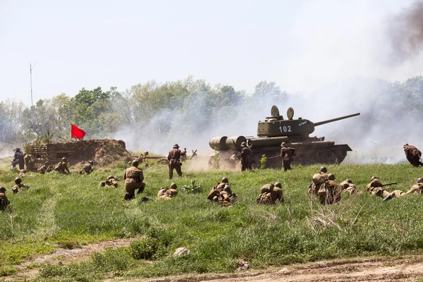 Kiev, Ukraina - maj 11: medlemmar av röda stjärnan historia club bära historiska sovjetisk uniform under historiskt återskapande av andra världskriget den 11 maj, 20113 i kiev, Ukraina — Stockfoto