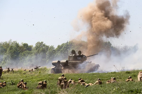 KIEV, UCRANIA - 11 de mayo: Miembros del club de historia Estrella Roja visten el uniforme histórico soviético durante la recreación histórica de la Segunda Guerra Mundial el 11 de mayo de 20113 en Kiev, Ucrania —  Fotos de Stock