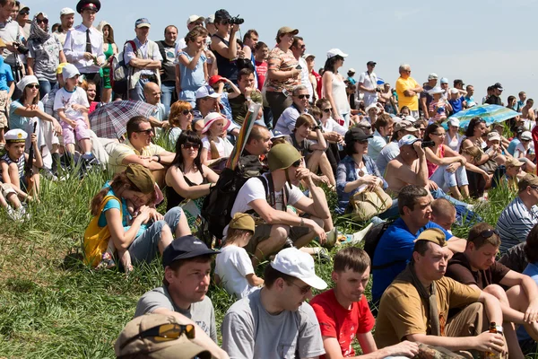 Kiev, Ukrayna - 11 Mayıs: bilinmeyen Ukraynalı seyirci savaşının üzerinde Mayıs 11, Kiev, Ukrayna 20113 tarihsel reenactment görmeye geldi — Stok fotoğraf