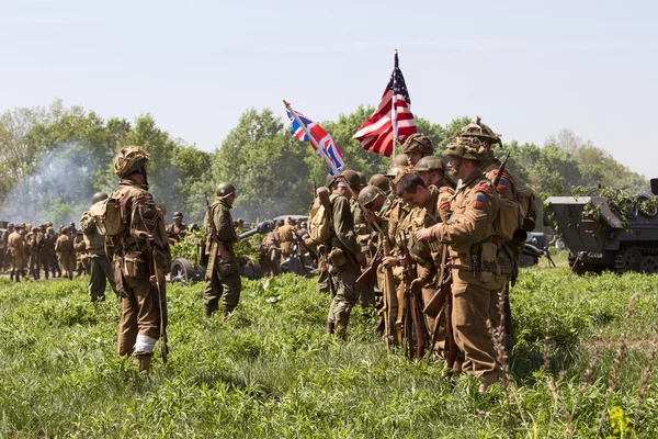 KIEV, UKRAINE-MAIO 11: Membros do clube de história Red Star vestem uniformes americanos históricos durante a reconstituição histórica da Segunda Guerra Mundial, 11 de maio de 2013 em Kiev, Ucrânia — Fotografia de Stock