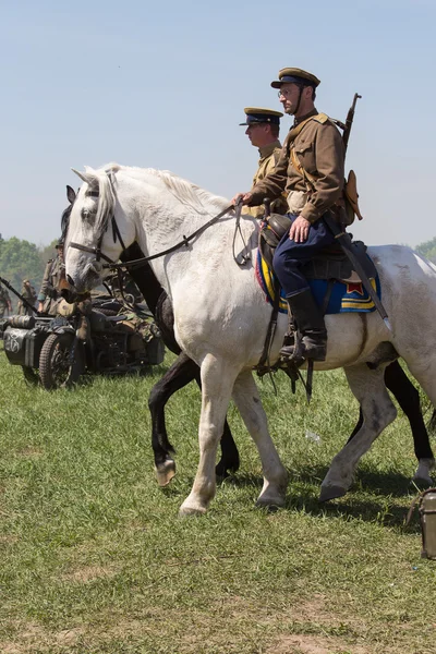 KIEV, UKRAINE - 11 MAI : Les membres du club d'histoire de l'étoile rouge portent l'uniforme soviétique historique lors de la reconstitution historique de la Seconde Guerre mondiale le 11 mai 20113 à Kiev, Ukraine — Photo