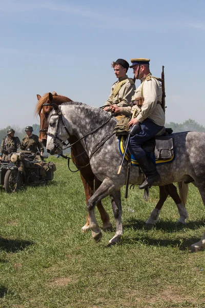 KIEV, UCRAINA - 11 MAGGIO: I membri del club di storia della Stella Rossa indossano uniformi storiche sovietiche durante la rievocazione storica della seconda guerra mondiale l '11 maggio 20113 a Kiev, Ucraina — Foto Stock