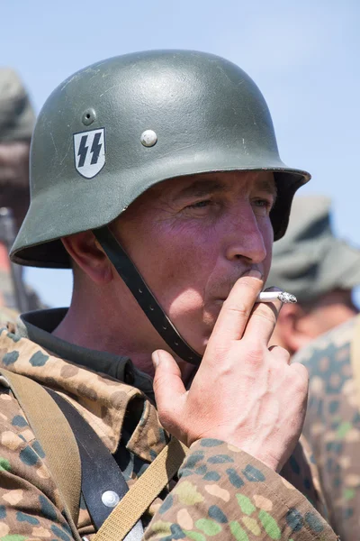 KIEV, UCRANIA - 11 DE MAYO: Miembro del club de historia Estrella Roja lleva uniforme histórico alemán durante la recreación histórica de la Segunda Guerra Mundial, 11 de mayo 2013 en Kiev, Ucrania — Foto de Stock