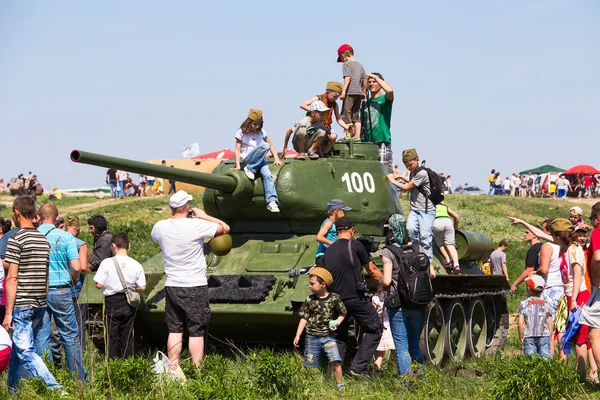 KIEV, UKRAINE - MAY 11 : Unknown ukrainian audience came to see historical reenactment of WWII on May 11, 20113 in Kiev, Ukraine — Stock Photo, Image