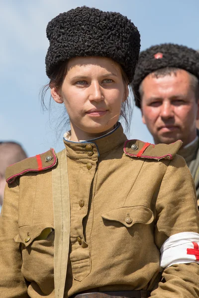 KIEV, UCRAINA - 11 MAGGIO: I membri del club di storia della Stella Rossa indossano uniformi storiche sovietiche durante la rievocazione storica della seconda guerra mondiale l '11 maggio 20113 a Kiev, Ucraina — Foto Stock