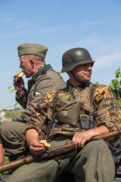 キエフ, ウクライナ-5 月 11 日: 赤い星歴史クラブのメンバー 2013 年 5 月 11 日ウクライナ キエフで第二次世界大戦の歴史の再現の中に歴史的なドイツの制服を着ています。 — ストック写真