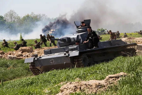 Kiev, Ukrayna-11 Mayıs: kırmızı yıldız tarihi club üyeleri, tarihsel reenactment 11 Mayıs 2013 Kiev, Ukrayna-ikinci dünya savaşının, sırasında tarihi Alman üniforması giyer — Stok fotoğraf