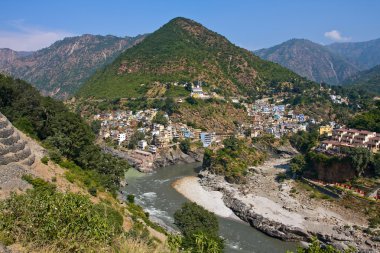 devprayag son prayag alaknanda Nehri ve bu noktadan itibaren alaknanda ve bhagirathi Nehri izdiham ganga bilinir. Uttarakhand, Hindistan.