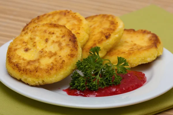 Tortitas de queso dulce en un plato —  Fotos de Stock