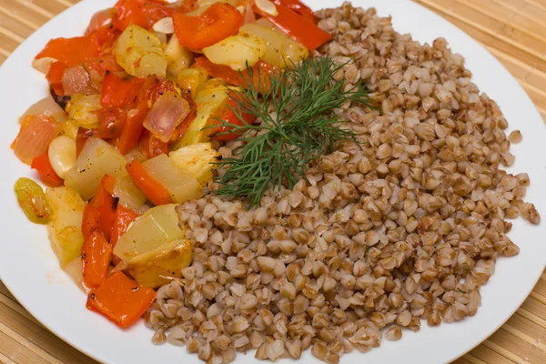 Cereais de trigo mourisco com legumes — Fotografia de Stock