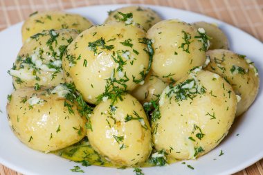 Genç haşlanmış patates