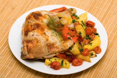 Sebzeli kızarmış tavuk bacağı.