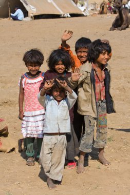 Pushkar, Hindistan - 18 Kasım: tanımlanamayan çocuk dilenci 18 Kasım 2012 tarihinde pushkar deve mela katılır pushkar rajasthan, Hindistan doğumlu. Bu adil değil dünyanın en büyük deve ticaret fuarı