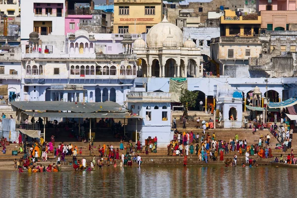 Pushkar, india - 18 november: op ritueel wassen in het heilige meer op november 18,2012 in pushkar, india. een ritueel bad in het meer wordt gezien tot zaligheid leiden. — Stok fotoğraf
