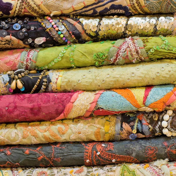 Heap de tecidos em um mercado local na Índia. Fechar  . — Fotografia de Stock