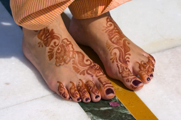 Henna på fötter av bruden från Indien — Stockfoto