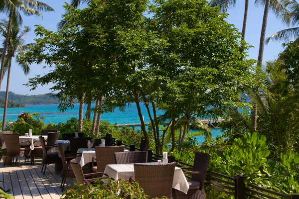 Table and chairs with a beautiful sea view, Thailand . — стоковое фото