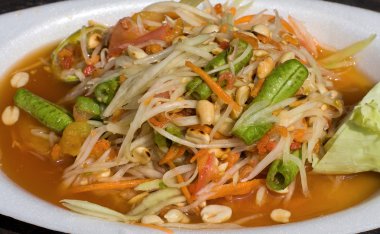 Papaya salatası sıcak ve baharatlı.