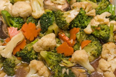 Brokoli Salatası, havuç ve mantar