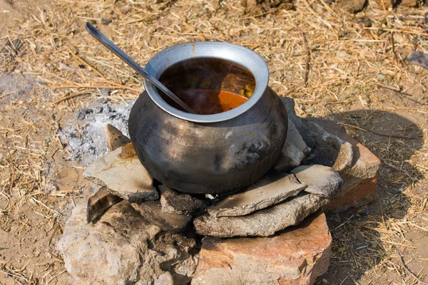Pentola di metallo con cibo in fiamme, India — Foto Stock