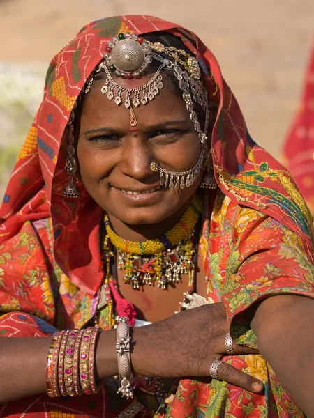 Porträtt av en Indien rajasthani kvinna — Stockfoto