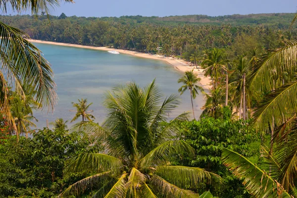 Hermosa playa y mar tropical, Tailandia . —  Fotos de Stock