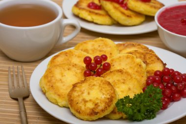 Tatlı peynirli krep tabakta