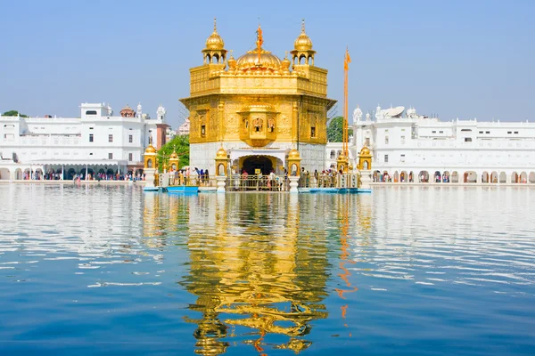 AMRITSAR, ÍNDIA - OUTUBRO 18: Peregrinos siques no Templo de Ouro durante o dia de celebração em 18 de outubro de 2012 em Amritsar, Punjab, Índia. Harmandir Sahib é o local de peregrinação mais sagrado para os sikhs . — Fotografia de Stock