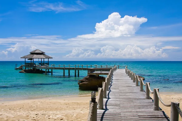 Träbrygga, thailand. — Stockfoto