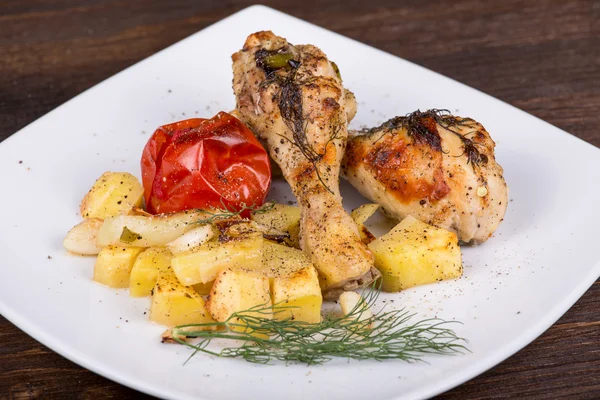 Grilled chicken legs with potato and vegetables — Stock Photo, Image