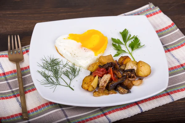 Roasted vegetables and eggs — Stock Photo, Image