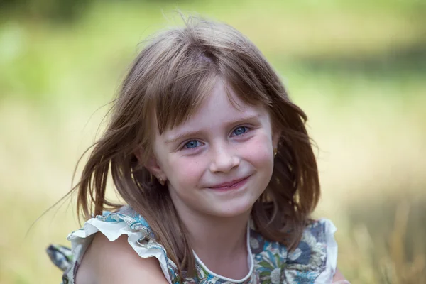 Schattig klein meisje op de natuur in zomerdag — Stockfoto