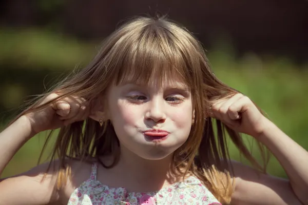 Portret cross-eyed jong meisje op de natuur in zomerdag — Stockfoto
