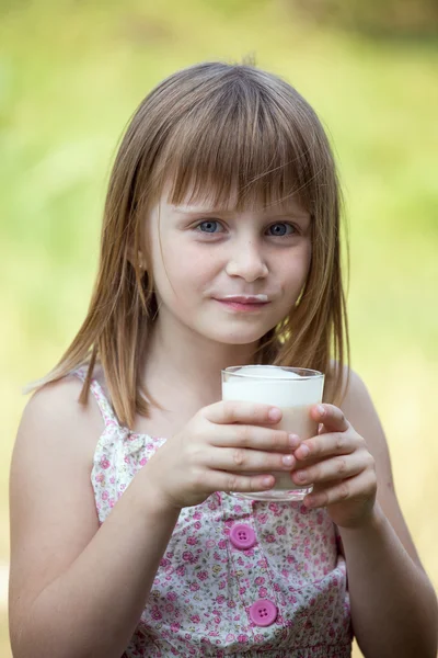 Schattig klein meisje op de natuur in zomerdag — Stockfoto