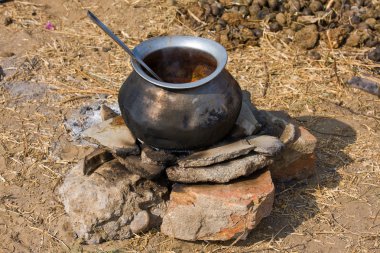 metal kap yemek yanıyor, Hindistan ile