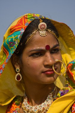 Pushkar, Hindistan - 21 Kasım: tanımlanamayan bir kız 21 Kasım 2012 pushkar rajasthan, Hindistan doğumlu adil pushkar katılır. Hacılar ve deve tüccarlar yıllık Fuar için kutsal şehre akın.